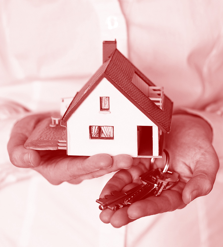Manos sosteniendo casa
